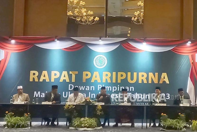 Wakil Presiden KH Maruf Amin sekaligus Ketua Dewan Pertimbangan Majelis Ulama Indonesia (MUI) memimpin Rapat Paripurna Dewan Pimpinan MUI Tahun 2023 di Hotel Aryaduta Menteng, Jakarta, Jumat (17/11/2023). 