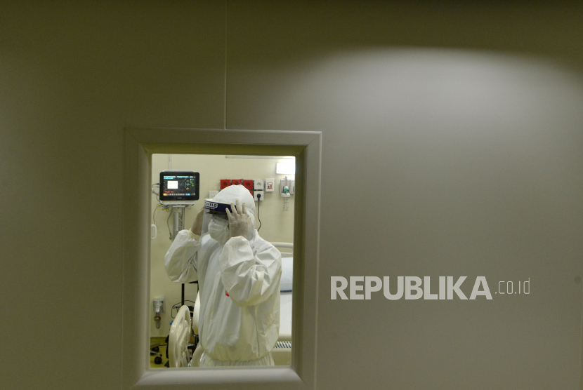 Petugas medis mengenakan alat pelindung diri lengkap di ruang perawatan pasien COVID-19 yang baru saja diluncurkan di Rumah Sakit Umum Pusat Nasional (RSUPN) Dr. Cipto Mangunkusumo, Jakarta, Kamis (30/4/2020)