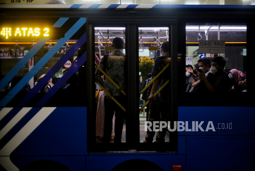 Penumpang menaiki bus Transjakarta di Halte Dukuh Atas 2 di Jakarta, Kamis (25/5/2023). (Ilustrasi)