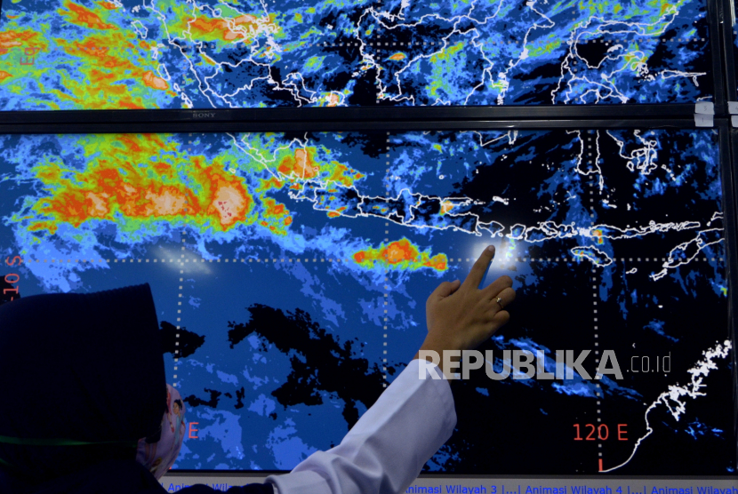 Petugas menunjukkan citra satelit Himawari di Balai Besar Meteorologi Klimatologi dan Geofisika (ilustrasi)