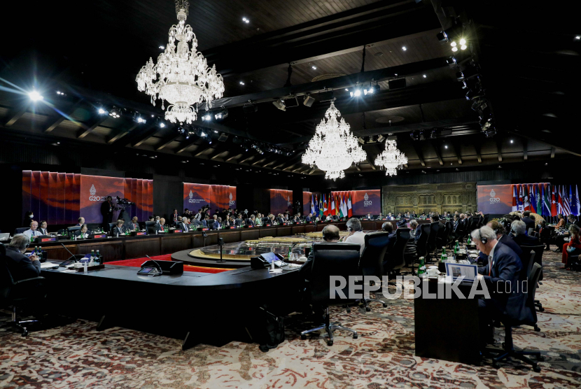 Para pemimpin dan delegasi menghadiri sesi pleno selama KTT Pemimpin G20 di Bali, Indonesia, 16 November 2022. KTT Kepala Negara dan Pemerintahan Kelompok Dua Puluh (G20) ke-17 berlangsung dari 15 hingga 16 November 2022.