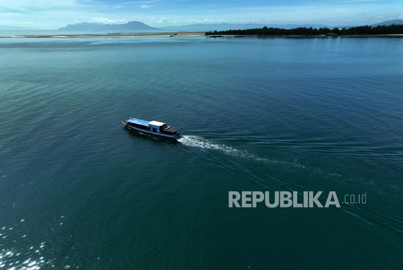 Perahu membawa logistik Pemilu 2024 untuk didistribusikan di Pulau Saponda Laut, Kecamatan Soropia, Kabupaten Konawe, Sulawesi Tenggara, Senin (12/2/2024). 