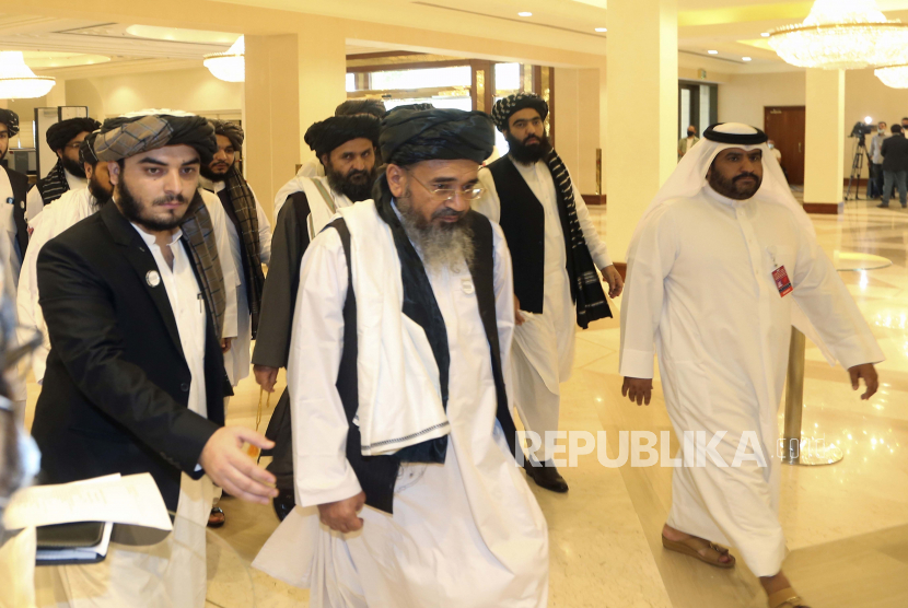 Dalam foto 12 September 2020 ini, delegasi Taliban datang untuk menghadiri sesi pembukaan pembicaraan damai antara Pemerintah Afghanistan dan Taliban di Doha, Qatar. Pada 31 Januari 2021, Rasul Talib, anggota tim negosiasi perdamaian Pemerintah Afghanistan memperingatkan Taliban bahwa jika mereka tidak segera melanjutkan pembicaraan damai di Qatar, pemerintah dapat memanggil kembali tim tersebut sebelum kesepakatan tercapai. Talib mengatakan dalam konferensi pers bahwa tim sedang menunggu kembalinya kepemimpinan Taliban ke Doha, Qatar, tempat putaran kedua pembicaraan damai dimulai bulan ini, tetapi hanya mengalami sedikit kemajuan.