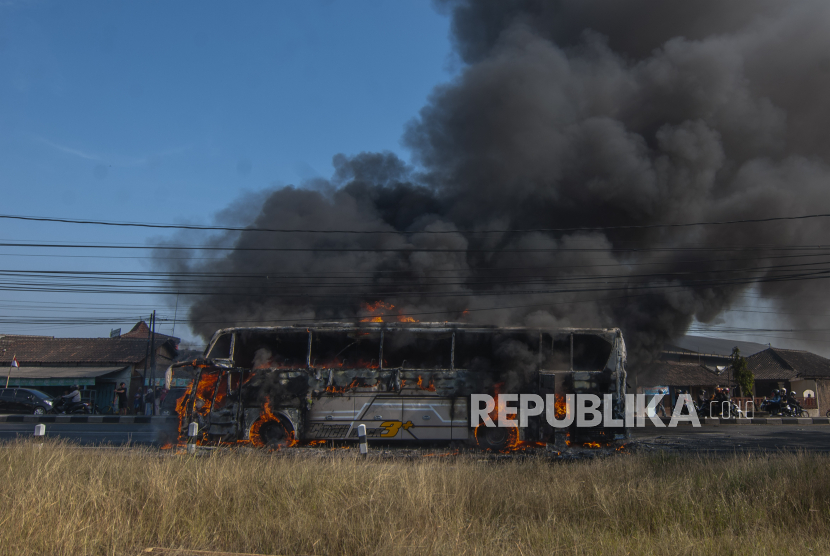 Sebuah bus pariwisata terbakar di jalan Solo-Yogyakarta, Sukoharjo, Jawa Tengah, Minggu (13/8/2023). Tidak ada korban jiwa dalam peristiwa tersebut dan polisi masih menyelidiki penyebab kebakaran. 