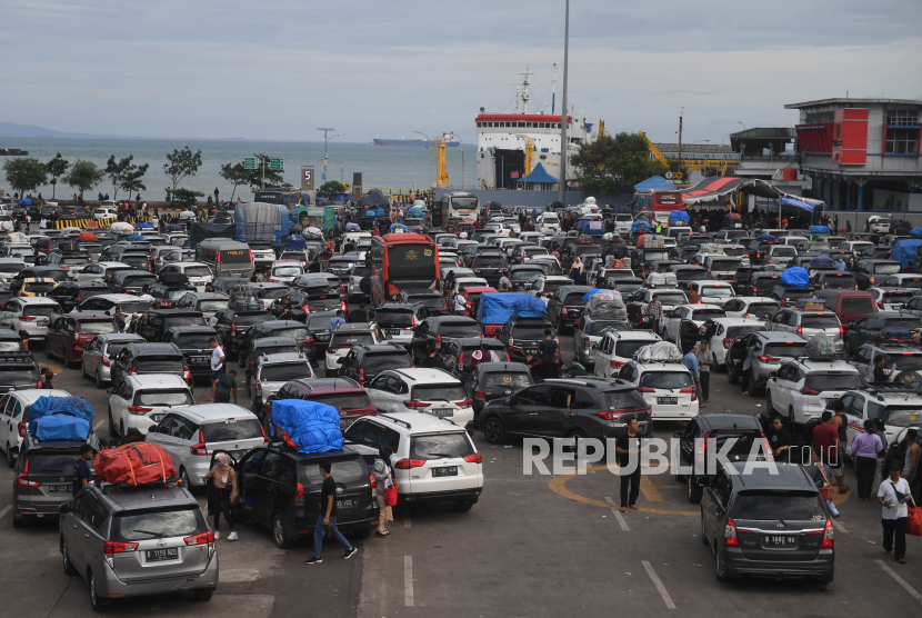  Kendaraan mengantre untuk naik ke atas kapal di Pelabuhan Merak, Banten. (Ilustrasi). Korlantas menyatakan Jalur Jakarta-Merak, baik jalur tol maupun non tol, sudah 98 persen siap untuk arus Lebaran.