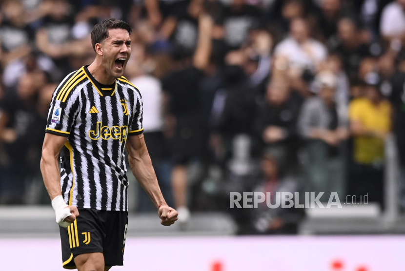 Striker Juventus Dusan Vlahovic saat merayakan golnya.