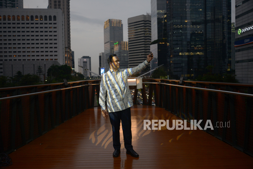 Gubernur DKI Jakarta Anies Baswedan berswafoto usai meresmikan JPO Kapal Pinisi di Jakarta, Kamis (10/3/2022). Jabatan Anies sebagai gubernur Jakarta akan berakhir tahun ini dan akan digantikan oleh penjabat sementara. (ilustrasi)