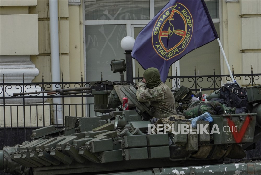 Anggota pasukan Wagner berada di tank yang mengeblok jalan di Rostov-on-Don, selatan Rusia, Sabtu, 24 Juni 2023. 