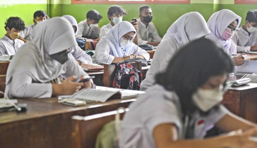 Sejumlah siswa mengikuti kegiatan belajar mengajar secara tatap muka di SMA Negeri 87, Jakarta, Jumat (8/4/2022). Pemerintah Provinsi DKI Jakarta menerapkan pembelajaran tatap muka (PTM) dengan kapasitas siswa 100 persen sejak Kamis (7/4). (Antara/Hafidz Mubarak A)