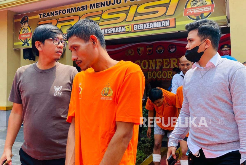 Tersangka kasus ganja berinisial U dihadirkan saat konferensi pers pengungkapan kasus di Markas Polresta Bogor Kota, Jawa Barat, Senin (28/8/2023). 