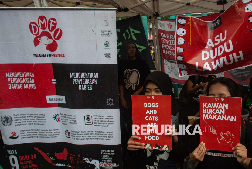 Aktivis yang tergabung dalam Koalisi Dog Meat Free Indonesia melakukan aksi damai Stop Perdagangan Anjing di Yogyakarta, di Stadion Mandala Krida, Yogyakarta, Senin (17/2/2025). Aksi tersebut sebagai kampanye untuk menghentikan perdagangan daging anjing yang dinilai kejam terhadap hewan, ilegal serta berbahaya bagi kesehatan masyarakat. 