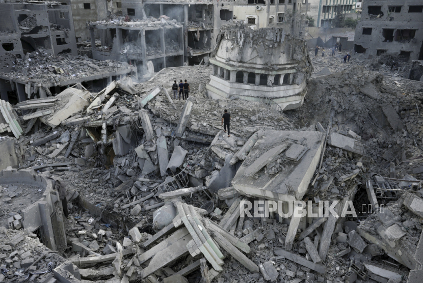 Warga Palestina memeriksa puing-puing Masjid Yassin yang hancur pasca terkena serangan udara Israel, (ilustrasi)