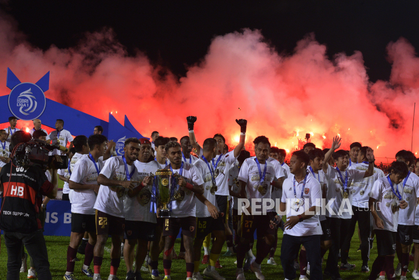 Sejumlah pesepak bola PSM Makassar mengangkat tropi juara BRI Liga 1 di Stadion Gelora BJ Habibie, Kabupaten Pare-Pare, Sulawesi Selatan, Minggu (16/4/2023). PSM Makassar berhasil keluar sebagai juara BRI Liga 1 2022/2023. 