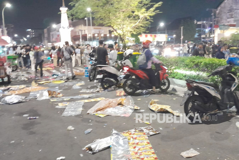 Sampah berserakan di sekitar kawasan Tugu Pal Putih, Kota Yogyakarta usai acara. Wakil Ketua DPRD sebut penanganan sampah di Yogyakarta masih belum baik.