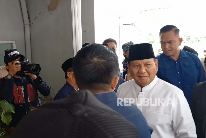 Capres Prabowo Subianto disambut antusias oleh ribuan santri di Pesantren Miftahul Huda, Kecamatan Manonjaya, Kabupaten Tasikmalaya, Jawa Barat, Sabtu (2/12/2023).