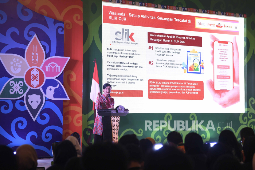 Anggota Dewan Komisioner OJK Friderica Widyasari Dewi menyampaikan materi edukasi Literasi Keuangan Indonesia Terdepan (Like It) 2024 di Mal Pentacity, Balikpapan, Kaltim, Sabtu (5/10/2024). OJK menggandeng sejumlah institusi yang bergerak di industri jasa keuangan, melakukan edukasi tentang produk jasa keuangan, untuk meningkatkan kesadaran masyarakat akan pentingnya mengelola keuangan untuk masa depan. 