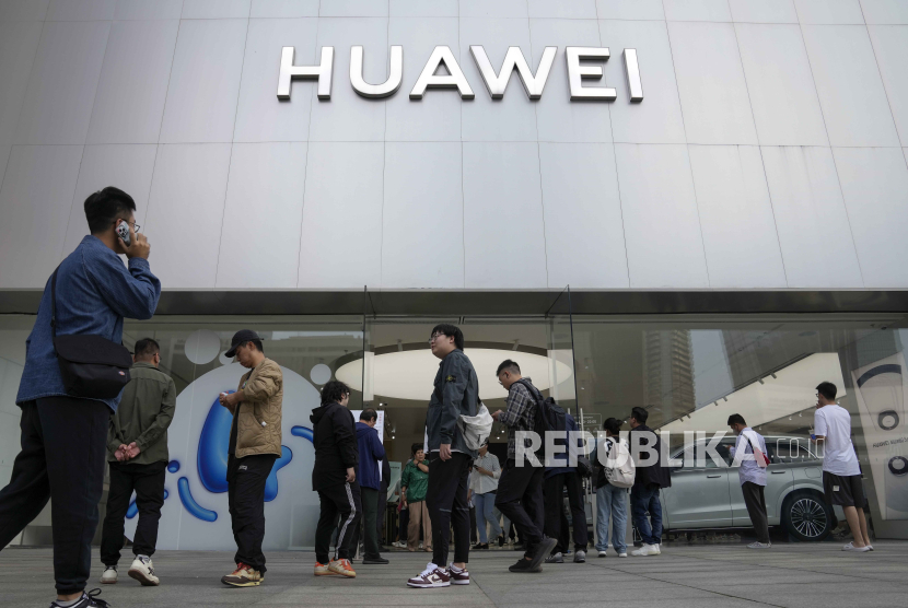 Orang-orang berkumpul di toko Huawei saat mencoba melihat sekilas produk baru Huawei saat konferensi peluncuran produk baru Huawei, di Beijing, Senin, (25/9/2023).