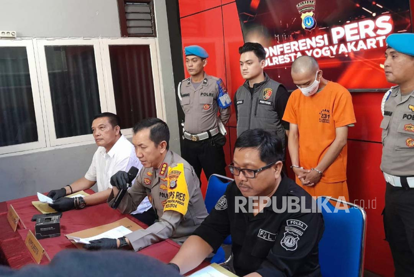 Kapolresta Yogyakarta, Kombes Pol Aditya (tengah) merilis tersangka pembunuhan di kosan di kawasan Kotabaru. Polisi menduga korban dan tersangka pembunuhan di Kotabaru terlibat urusan asmara.