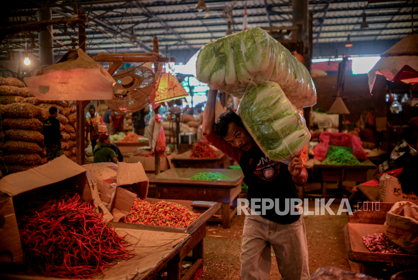 Pedagang beraktivitas di lapaknya di Pasar Induk Kramat Jati, Jakarta Timur, Rabu (28/7). Bank Indonesia mewaspadai dampak dari ketidakpastian global pada tekanan inflasi Indonesia. 