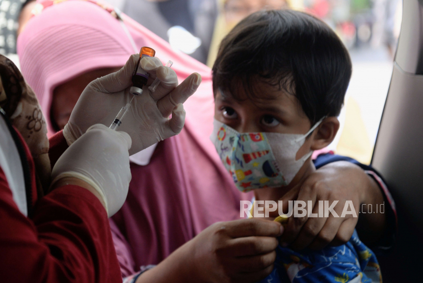 Petugas memasukan dosis vaksin campak rubella. Capaian imunisasi anak di Aceh Timur rendah karena orang tua meragukan vaksin. Ilustrasi.