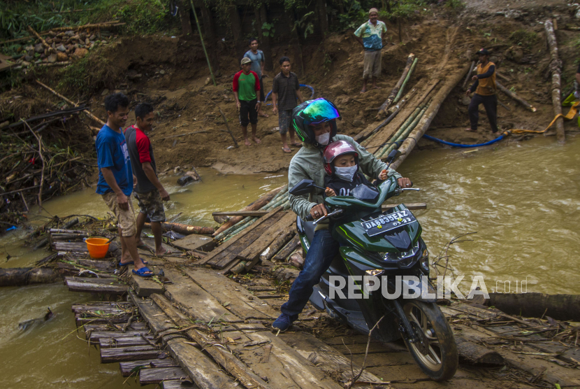 Pengendara motor melintasi jembatan darurat di Desa Murung B, Kecamatan Hantakan, Kalimantan Selatan, Senin (8/11/2021). Jembatan darurat berbahan kayu dan bambu tersebut menjadi jembatan sementara untuk aktivitas warga Desa Murung B dan Desa Patikalain karena jembatan utama ambruk terbawa arus luapan sungai yang tinggi akibat hujan deras beberapa hari. 