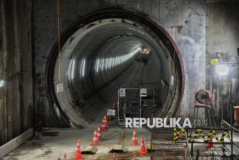 Pekerja menyelesaikan pembangunan jalur MRT Jakarta Fase 2A di kawasan Stasiun Jakarta Kota, Jakarta, Selasa (17/12/2024).