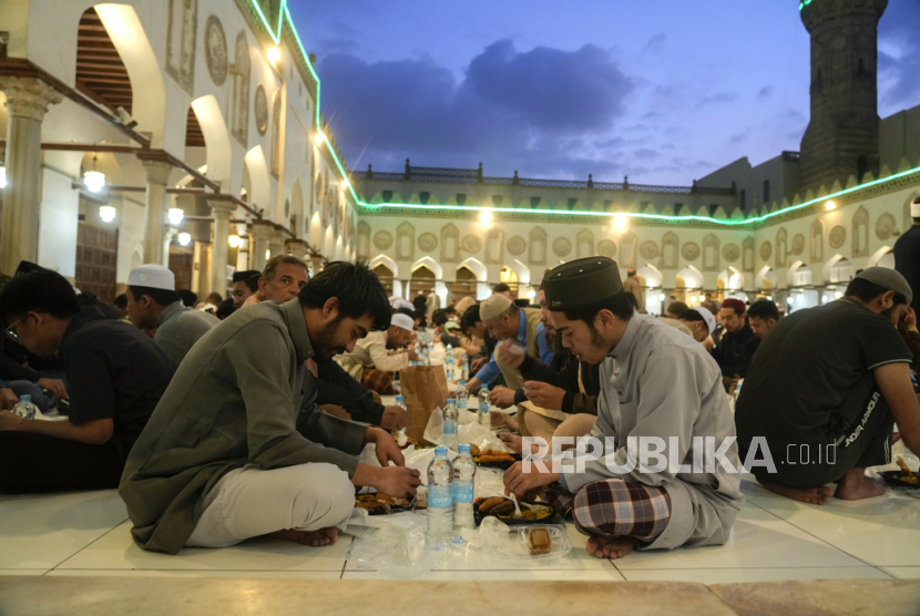 Umat Muslim berbuka puasa di bulan suci Ramadhan di masjid Al-Azhar, di Kairo, Mesir, Sabtu (25/3/2023). OIAA Gelar Khataman Hingga Tebar Alquran Peringati 1.083 Tahun Al Azhar