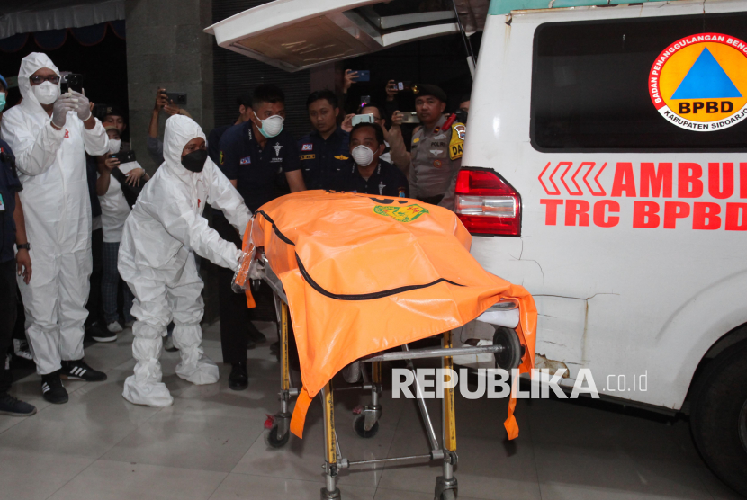 Petugas membawa jenazah korban runtuhnya bangunan mushala Pondok Pesantren (Ponpes) Al Khoziny untuk diidentifikasi di Rumah Sakit Bhayangkara H.S. Samsoeri Mertojoso, Surabaya, Jawa Timur, Jumat (3/10/2025). Pada Jumat (3/10) hingga sekitar pukul 18.00 WIB Polda Jawa Timur telah menerima delapan jenazah korban bangunan mushala Ponpes Al Khoziny di Buduran, Sidoarjo yang runtuh pada Senin (29/9) untuk dilakukan identifikasi. 