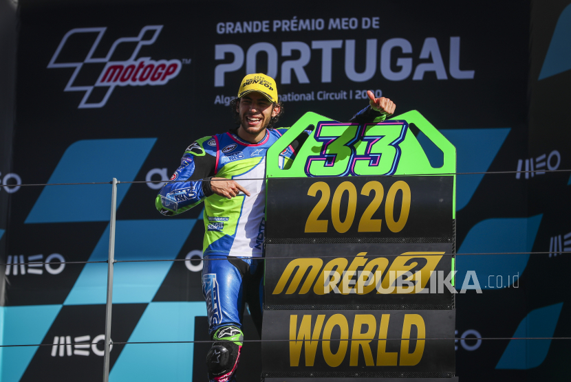 Pembalap Moto2 Italia Enea Bastianini dari Kalex merayakan kemenangan di Kejuaraan Dunia Moto2 setelah Grand Prix Sepeda Motor Portugal di Sirkuit Internasional Algarve di Portimao, Portugal, 22 November 2020.