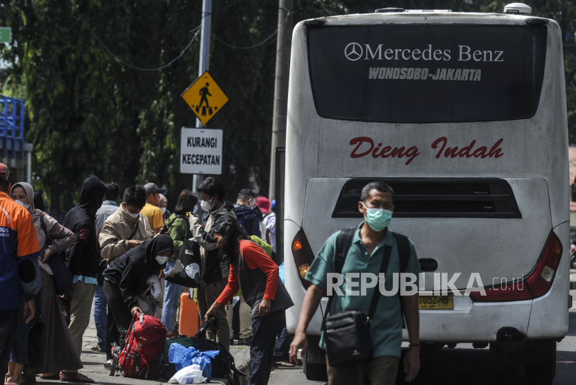 Sejumlah pemudik saat tiba di Terminal Kampung Rambutan, Jakarta, Ahad (8/5/2022). Puncak arus balik Lebaran 2022 di Terminal Kampung Rambutan telah terjadi sejak Jumat (6/5/2022) dengan jumlah sebanyak 7.619 penumpang dengan kendaraan kedatangan sebanyak 419 bus dan diprediksi akan terjadi hingga hari ini. Republika/Putra M. Akbar
