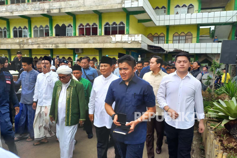 Capres Prabowo Subianto didampingi KH Asep Ahmad Maoshul Affandy saat berkunjung ke Pesantren Miftahul Huda, Kecamatan Manonjaya, Kabupaten Tasikmalaya, Jawa Barat, Sabtu (2/12/2023).