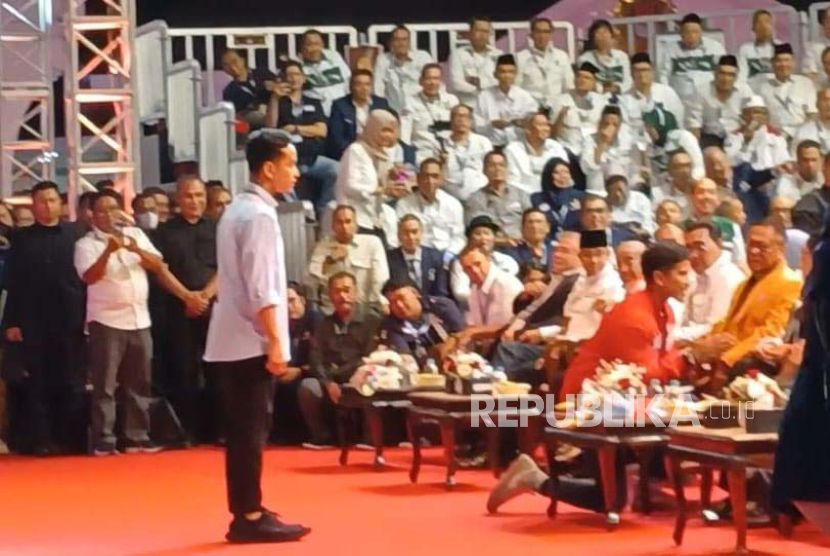 Cawapres Gibran Rakabuming dan adiknya Ketua Umum PSI Kaesang Pangarep menyalami Ketua Umum PDIP Megawati Soekarnoputri. Sekjen PDIP Hasto sebut Kaesang beritahu Megawati jika dirinya jadi Ketum PSI.