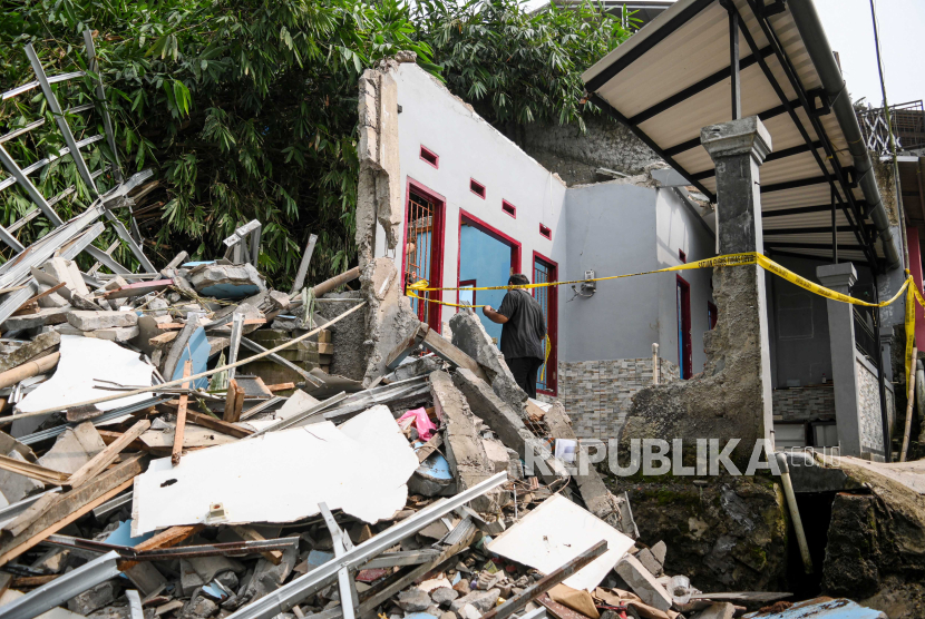 Rumah warga rusak akibat bencana longsor (ilustrasi). BPBD Sukabumi mencatat puluhan warga Kabupaten Sukabumi kehilangan rumah setelah dilanda longsor.