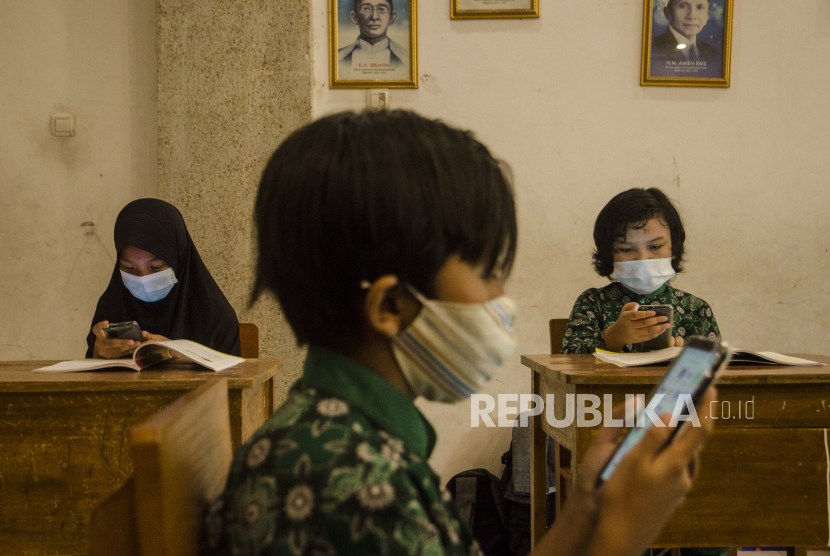 Pelajar menggunakan gawai untuk pembelajaran jarak jauh di Bandung (ilustrasi)