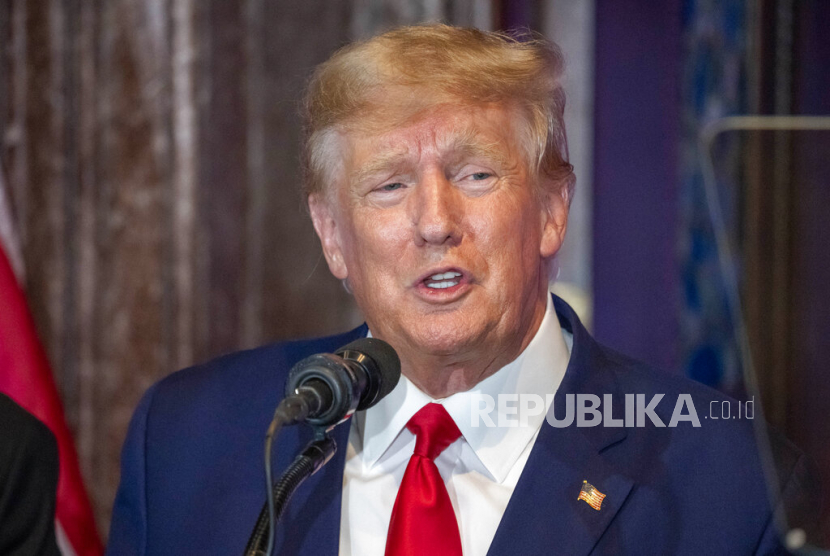  Mantan Presiden Donald Trump mengomentari keputusan Rusia yang akan menempatkan senjata nuklir taktis di Belarusia. Dia menyalahkan Pemerintah AS atas langkah yang diambil Moskow tersebut.
