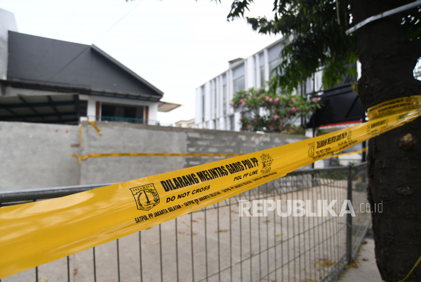 Garis larangan melintas Satpol PP DKI Jakarta terpasang di Kafe Tebalik Kopi, Jakarta, Ahad (6/9/2020). Satpol PP DKI Jakarta menutup permanen operasional Kafe Tebalik Kopi setelah sebelumnya diberikan peringatan terkait penerapan protokol kesehatan COVID-19. 