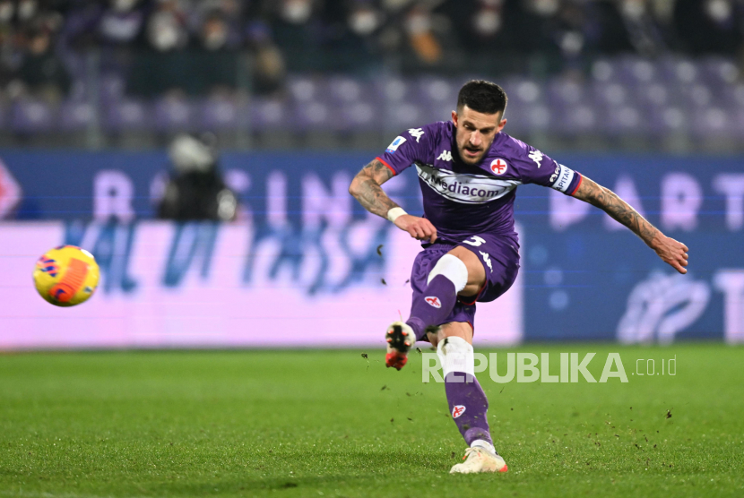 Gelandang sekaligus kapten Fiorentina, Cristiano Biraghi. 