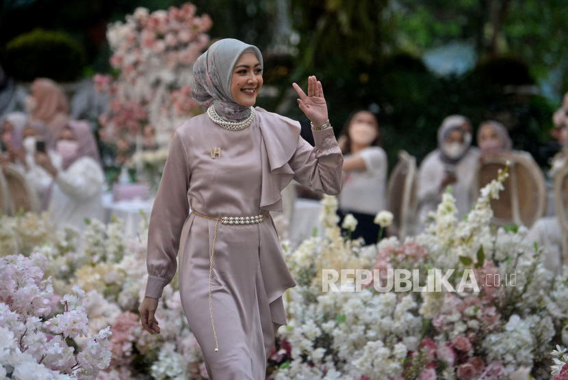 Model memperagakan busana Muslim koleksi Vanilla Hijab di The Manor Andara, Depok, Jawa Barat, Senin (14/3/2022). Dalam mengembangkan bisnis, personal branding perlu diperkuat.