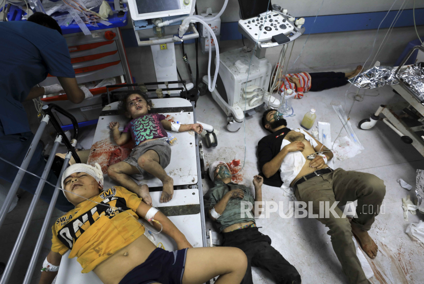 File - Warga Palestina yang terluka akibat pemboman Israel menunggu perawatan di Rumah Sakit Shifa di Kota Gaza, Senin, 23 Oktober 2023.