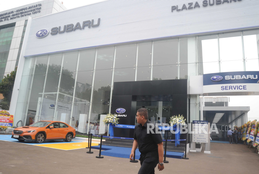 Pekerja sedang melintas di halaman di Plaza Subaru Tebet, Jakarta, Kamis (23/11/2023).