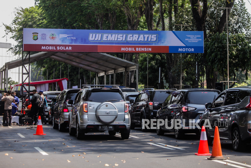Sejumlah kendaraan mengantre untuk melakukan uji emisi di kawasan Gelora Bung Karno, Jakarta, Rabu (27/9/2023). Dinas Lingkungan Hidup DKI Jakarta dan Ditlantas Polda Metro Jaya akan kembali melakukan razia dan tilang emisi kendaraan di tempat pada bulan Oktober. Selain itu, Pemprov DKI Jakarta juga akan menerapkan tarif disinsentif di 131 titik lokasi parkir bagi kendaraan yang tidak lulus uji emisi.