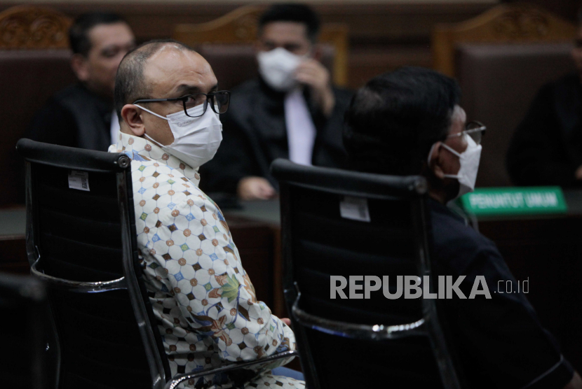 Terdakwa dugaan kasus korupsi proyek pengadaan base transceiver station (BTS) 4G Kominfo Johnny G Plate (kanan) bersama Anang Achmad Latif (kiri) saat menjalani sidang di Pengadilan Tipikor, Jakarta.