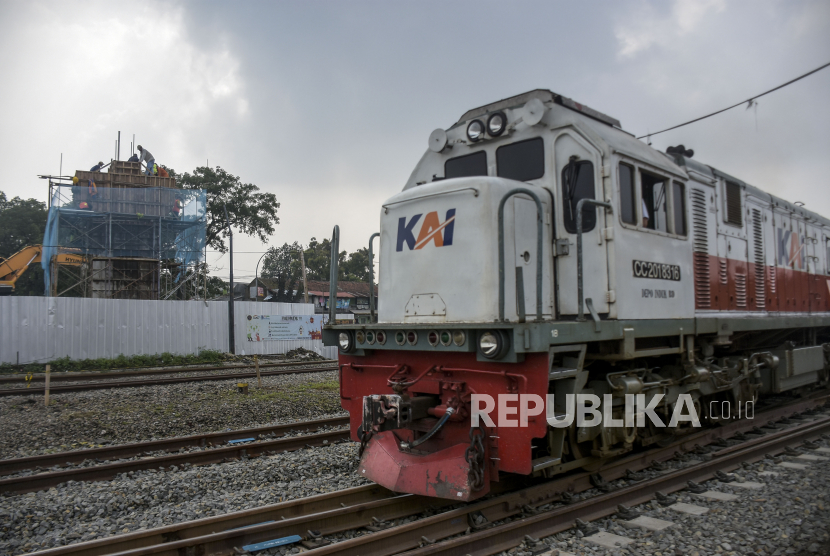 Perjalanan kereta api dihentikan (ilustrasi). Perjalanan 13 kereta api sempat dihentikan saat gempa melanda Kabupaten Sumedang, Jawa Barat, pada Ahad (31/12/2023).