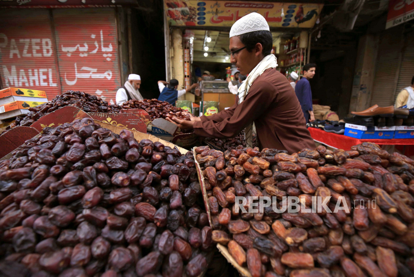 Seorang pedagang menjual kurma menjelang bulan suci Ramadhan di Peshawar, Pakistan, 30 Maret 2022. Banyak Muslim mengikuti ajaran Nabi Muhammad (SAW) dan berbuka puasa dengan memakan kurma. 