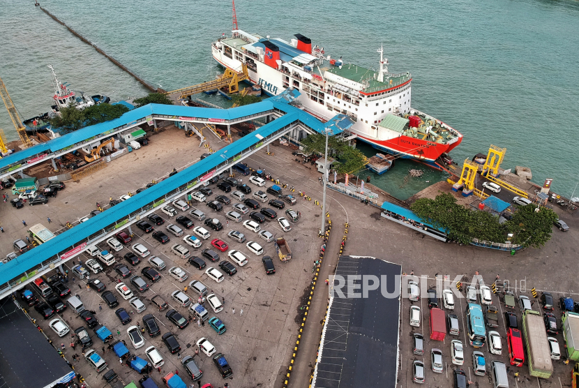 Foto udara suasana pelabuhan pada H-2 Hari Raya Idul Fitri 1443 Hijriah di Pelabuhan Merak, Banten, Jumat (29/4/2022) (ilustrasi). PT ASDP Indonesia Ferry (Persero) memastikan armada yang dimiliki siap untuk melayani mudik lebaran 2023. 