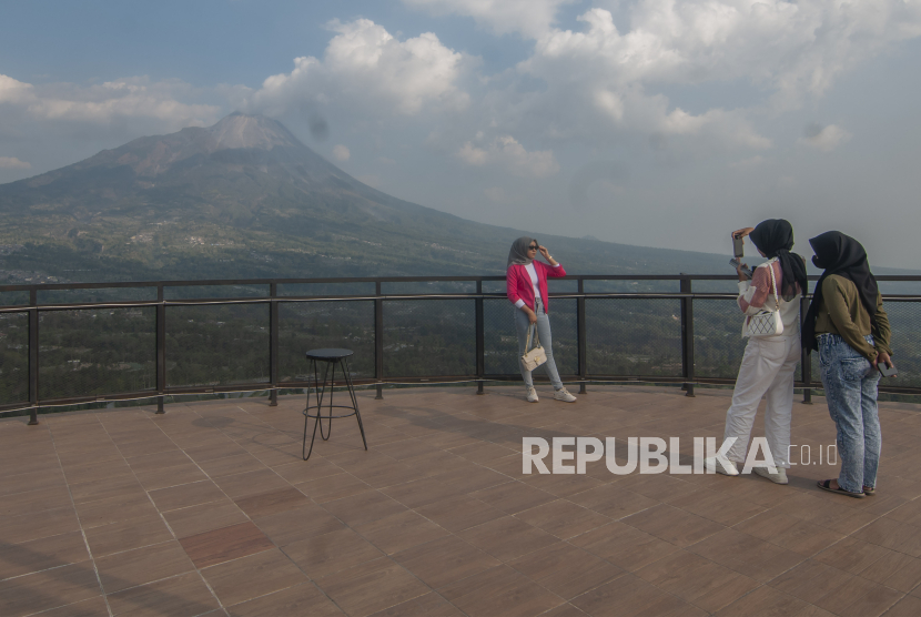 Pengunjung berada di kawasan wisata Museum Vulkanologi Ketep Pass, Magelang, Jawa Tengah, Senin (9/10/2023). Selain untuk memberikan wawasan dan sejarah mengenai Gunung Merapi, kawasan wisata edukasi vulkanologi tersebut juga menyuguhkan pemandangan Gunung Merapi dan Gunung Merbabu.  