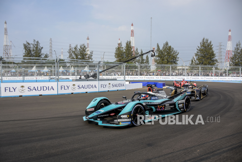 Pembalap tim Jaguar TCS Racing Mitch Evans memacu mobilnya pada balapan Formula E seri kesembilan Jakarta E-Prix 2022 di Sirkuit Jakarta International E-Prix Circuit (JIEC), Ancol, Jakarta Utara, DKI Jakarta, Sabtu (4/6/2022). Pembalap Jaguar TCS Racing Mitch Evans menjadi pemenang usai menjadi yang tercepat pada ajang Jakarta E-Prix 2022 dengan catatan waktu 48 menit 28,424 detik, diikuti pembalap tim DS Automobiles Formula E Team Techeetah Jean Eric Vergne 48 menit 29,157 detik dan pembalap tim Rokit Venturi Racing Edoardo Mortara 48 menit 29,391 detik. Foto: Republika/Abdan Syakura