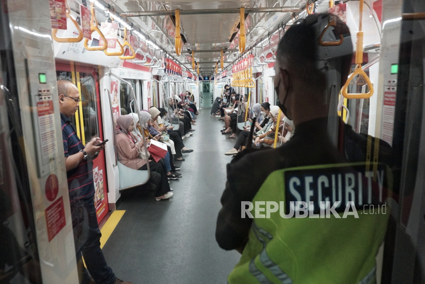Penumpang menaiki MRT Jakarta saat liburan akhir tahun pada Selasa (26/12/2023).