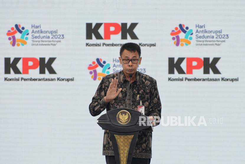 Ketua KPK Nawawi Pomolango menyampaikan sambutan dihadapan Presiden Joko Widodo saat acara Peringatan Hari Anti Korupsi Sedunia 2023 (Hakordia) di Istora Senayan, Jakarta, Selasa (12/12/2023). Peringatan Hakordia kali ini berlangsung dari tanggal 12-13 Desember dengan mengangkat tema Sinergi Berantas Korupsi Untuk Indonesia Maju. Pada kesempatannya, Presiden Joko Widodo mengungkapkan bahwa Undang-Undang Perampasan Aset penting untuk segera diselesaikan guna mengembalikan kerugian negara serta memberikan efek jera bagi koruptor.
