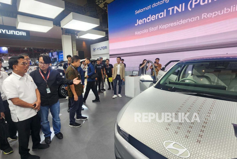 Kepala Staf Kepresidenan, Moeldoko melihat kendaraan listrik Hyundai IONIQ 5 Batik di Hyundai IIMS 2024. 